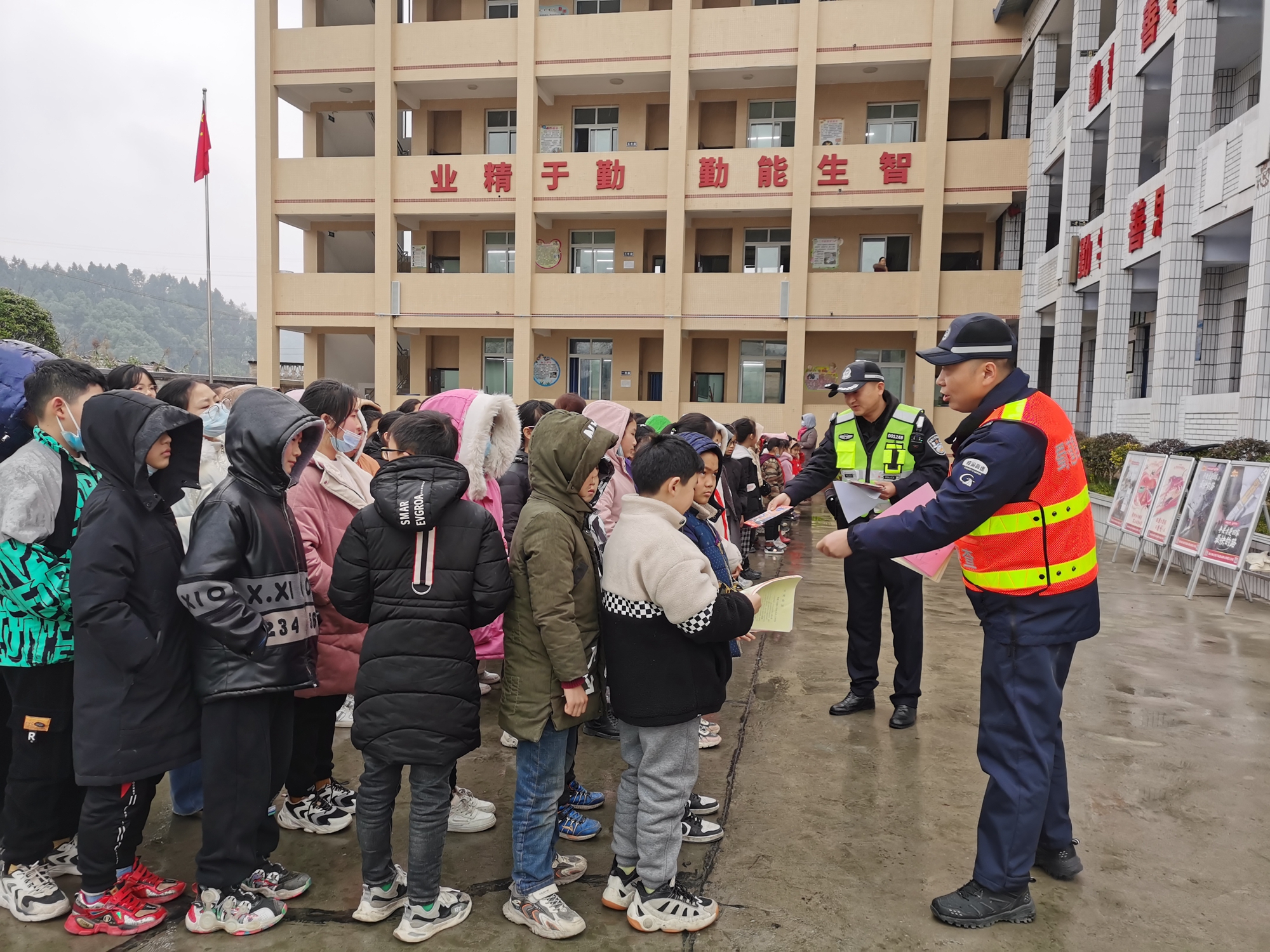 2.18+徐博+服務開學季 資陽管理處開展道路交通安全宣傳活動