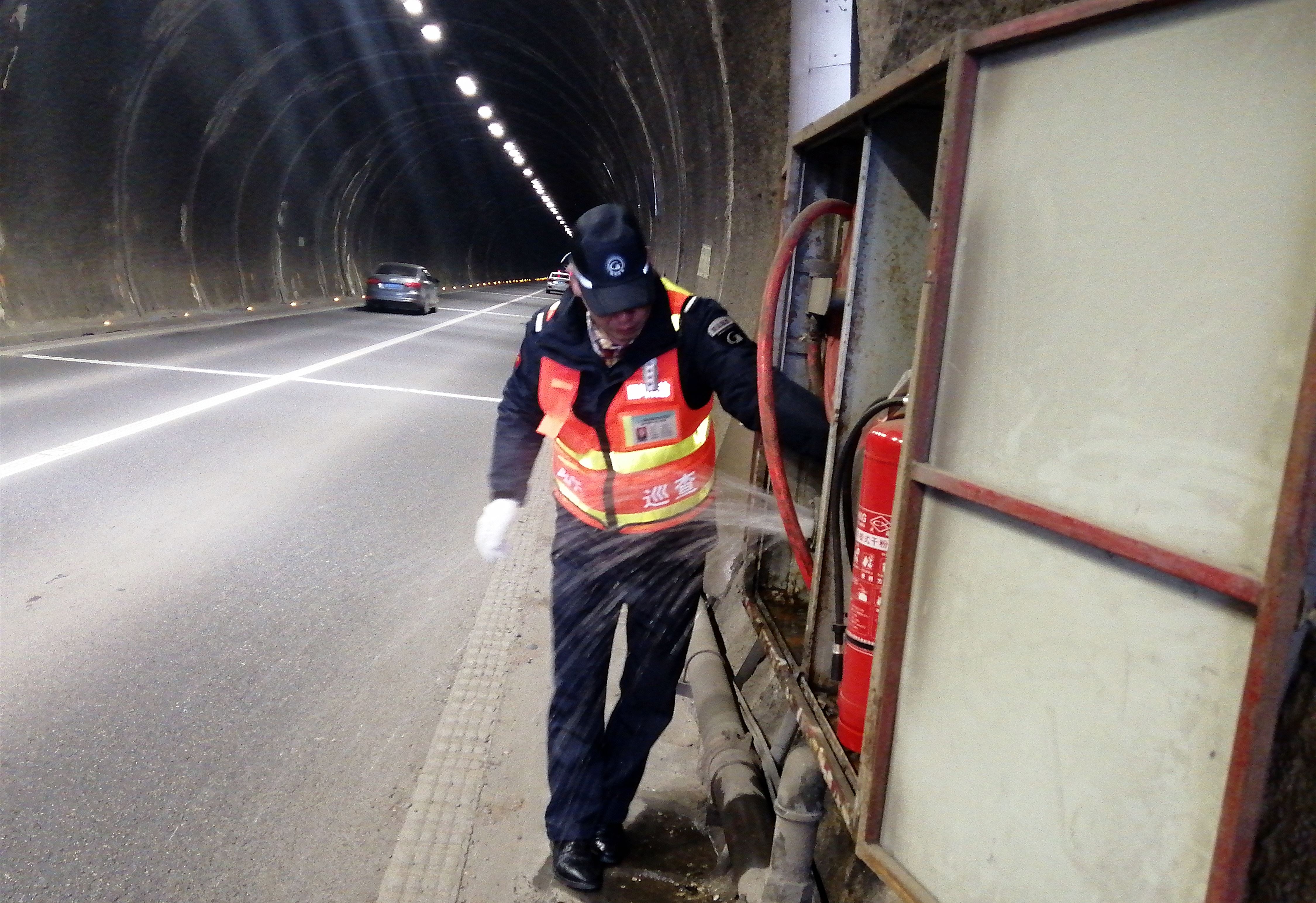 成都管理處強化成渝高速公路龍泉山隧道消防設備管理工作
