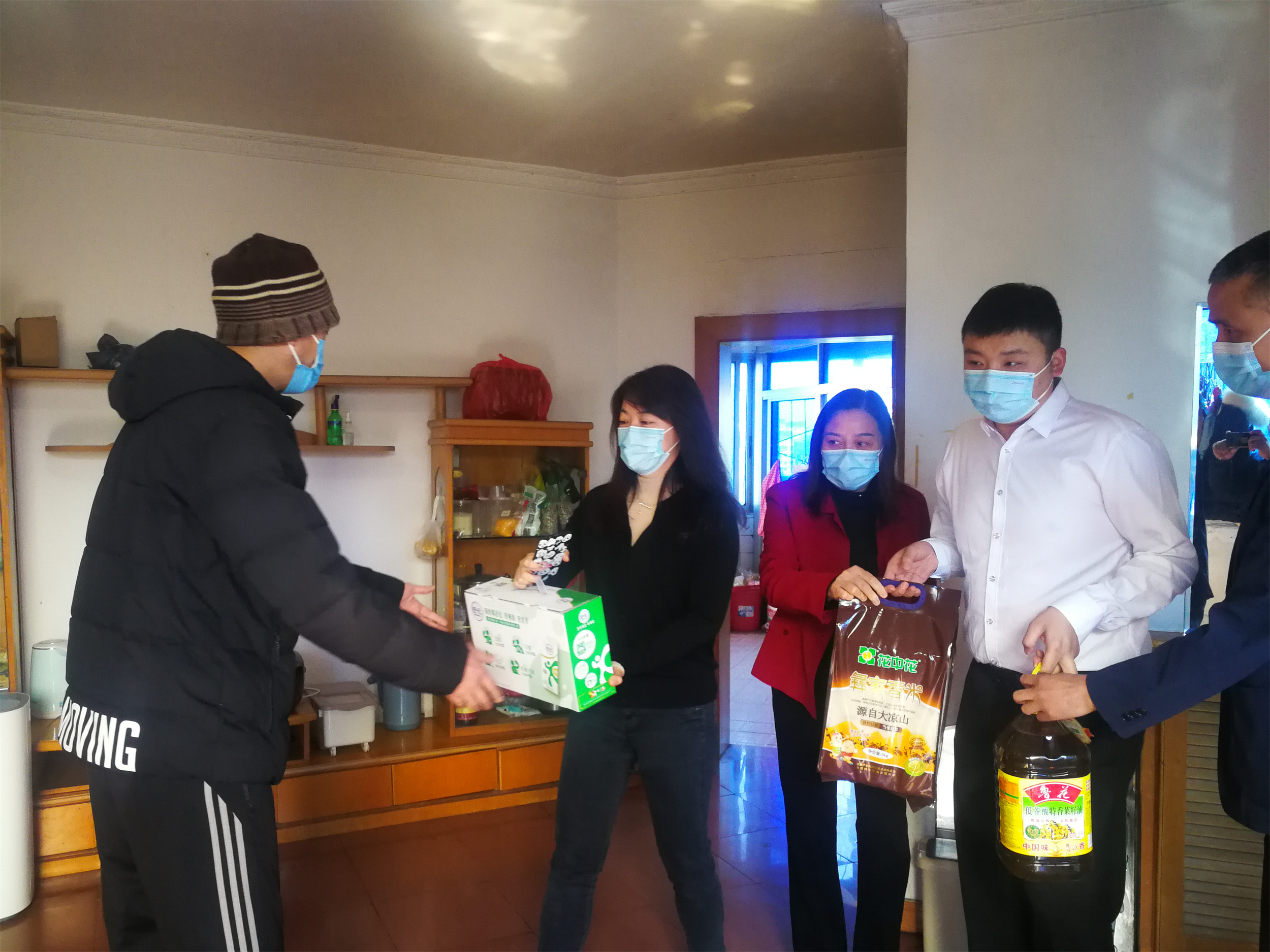 成渝分公司黨委委員、工會主席羅新蕾慰問困難職工