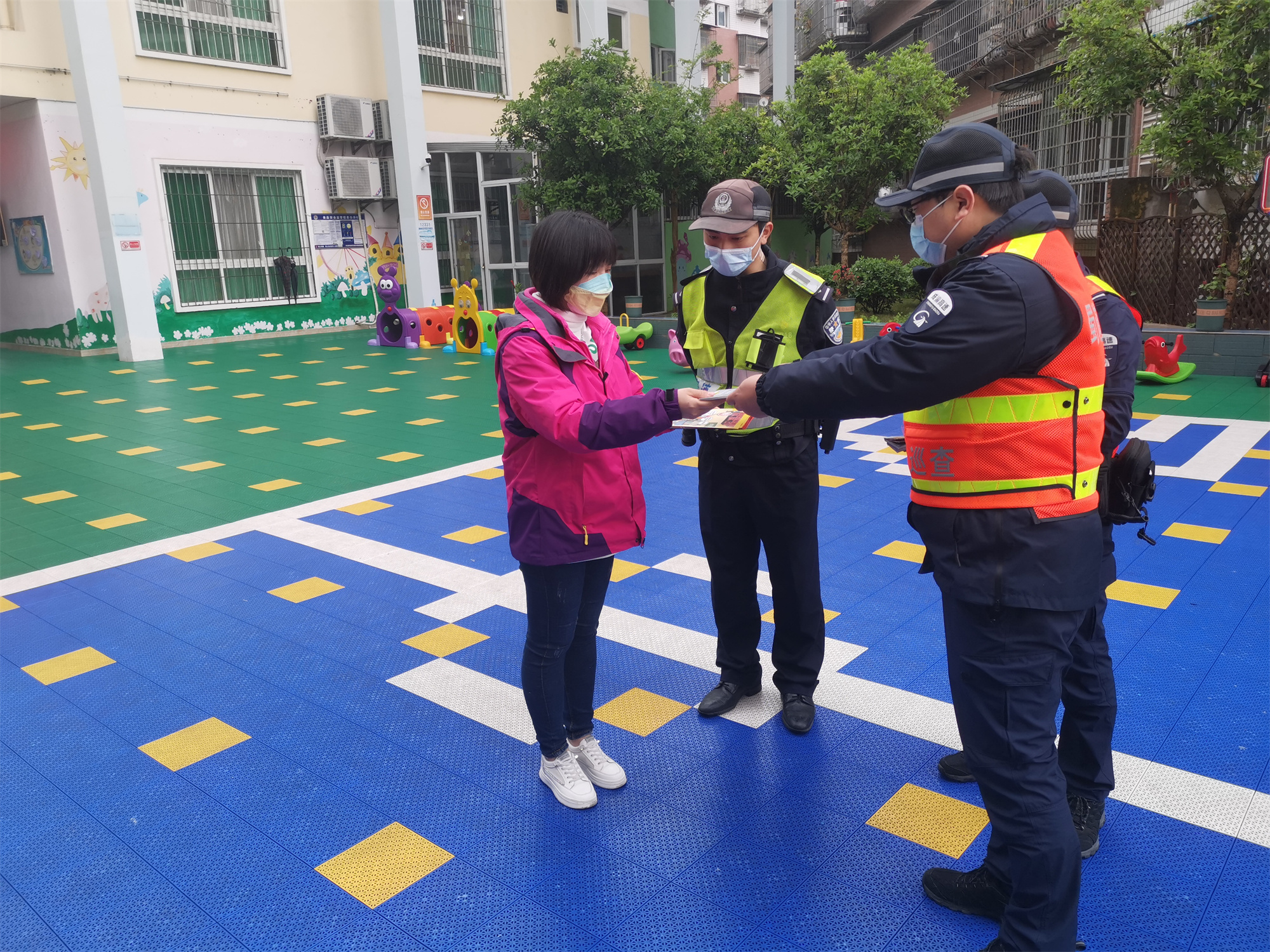 成渝高速內江聯勤辦送安全知識進社區