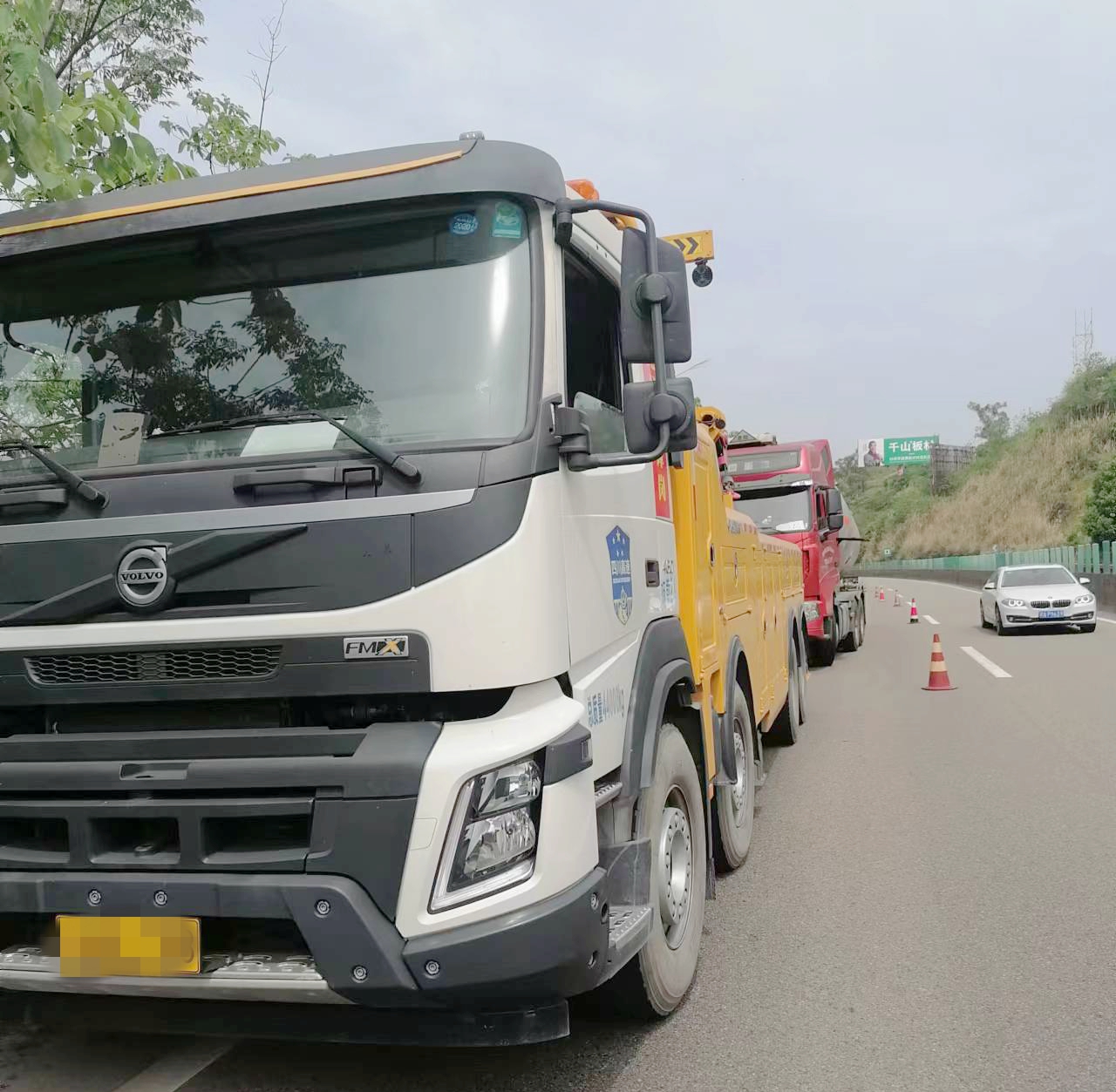 資陽管理處迅速處置因故障占道危化品運輸車