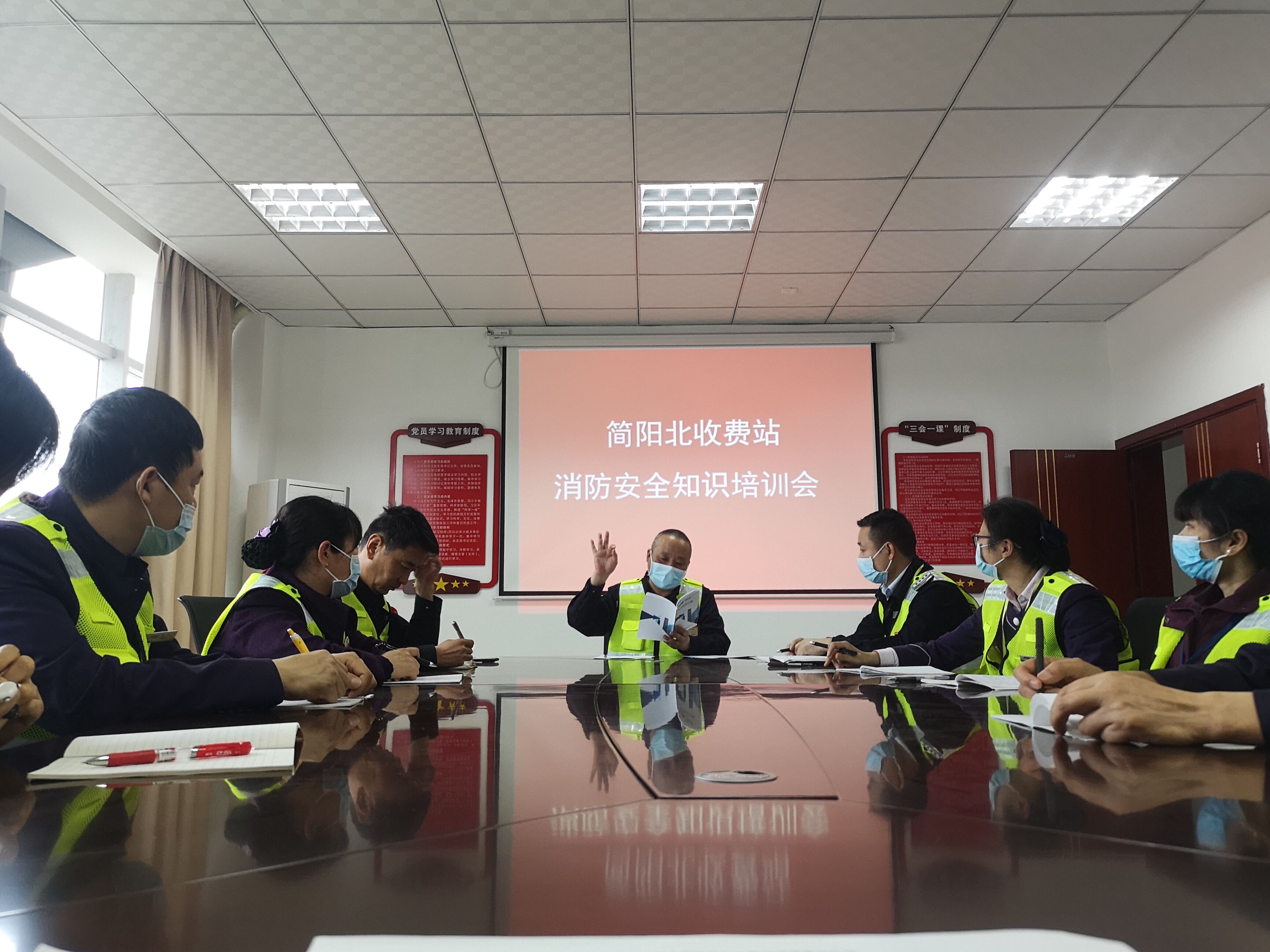 成渝高速公路簡陽北收費(fèi)站開展消防安全知識培訓(xùn)