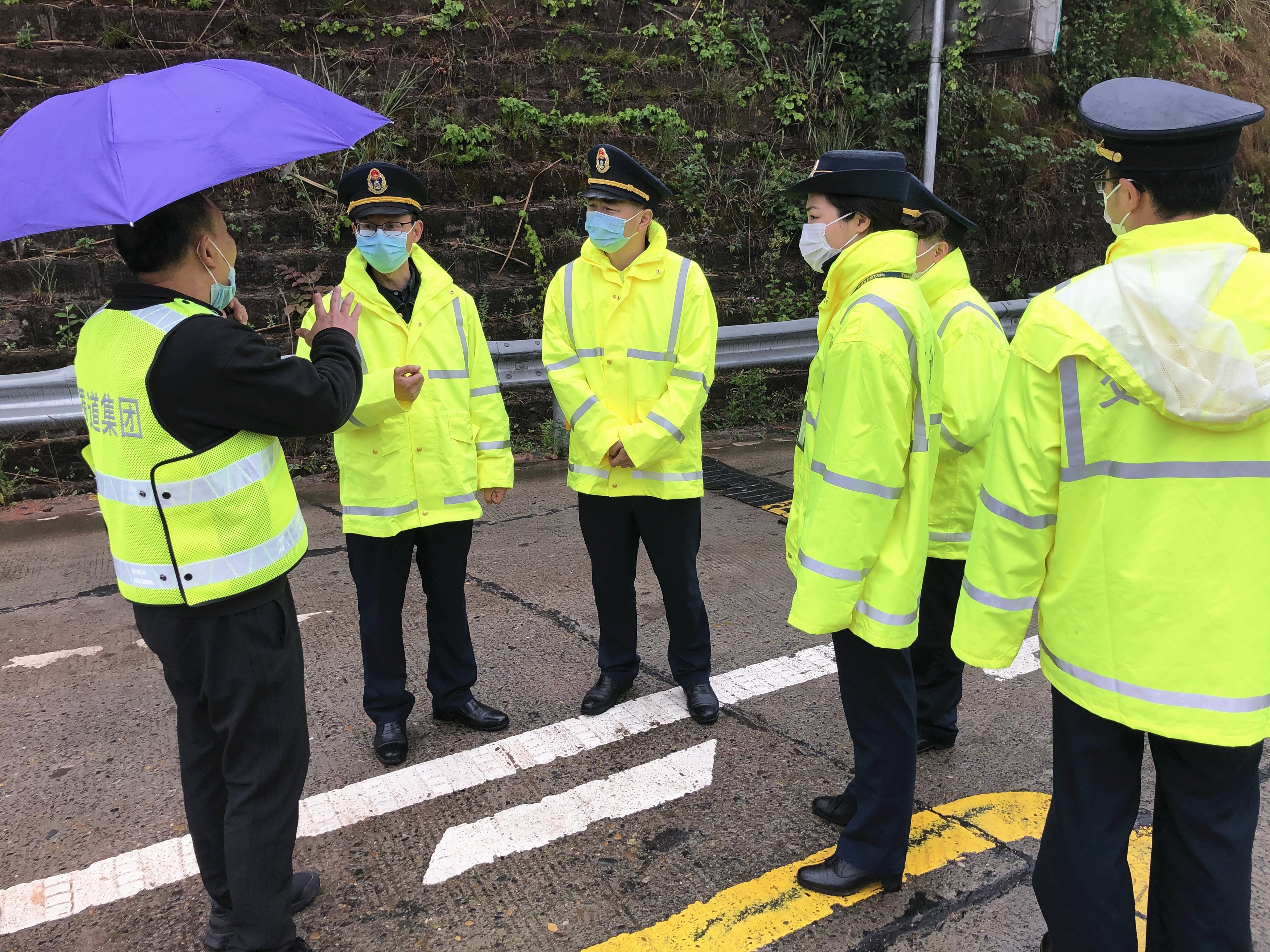 高速公路交通執法第一支隊檢查成渝高速公路龍泉湖收費站新冠疫情防控工作