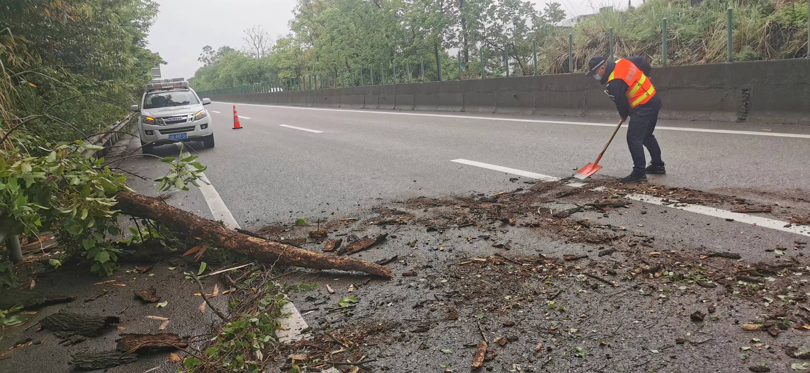 內江管理處及時處置道路安全隱患
