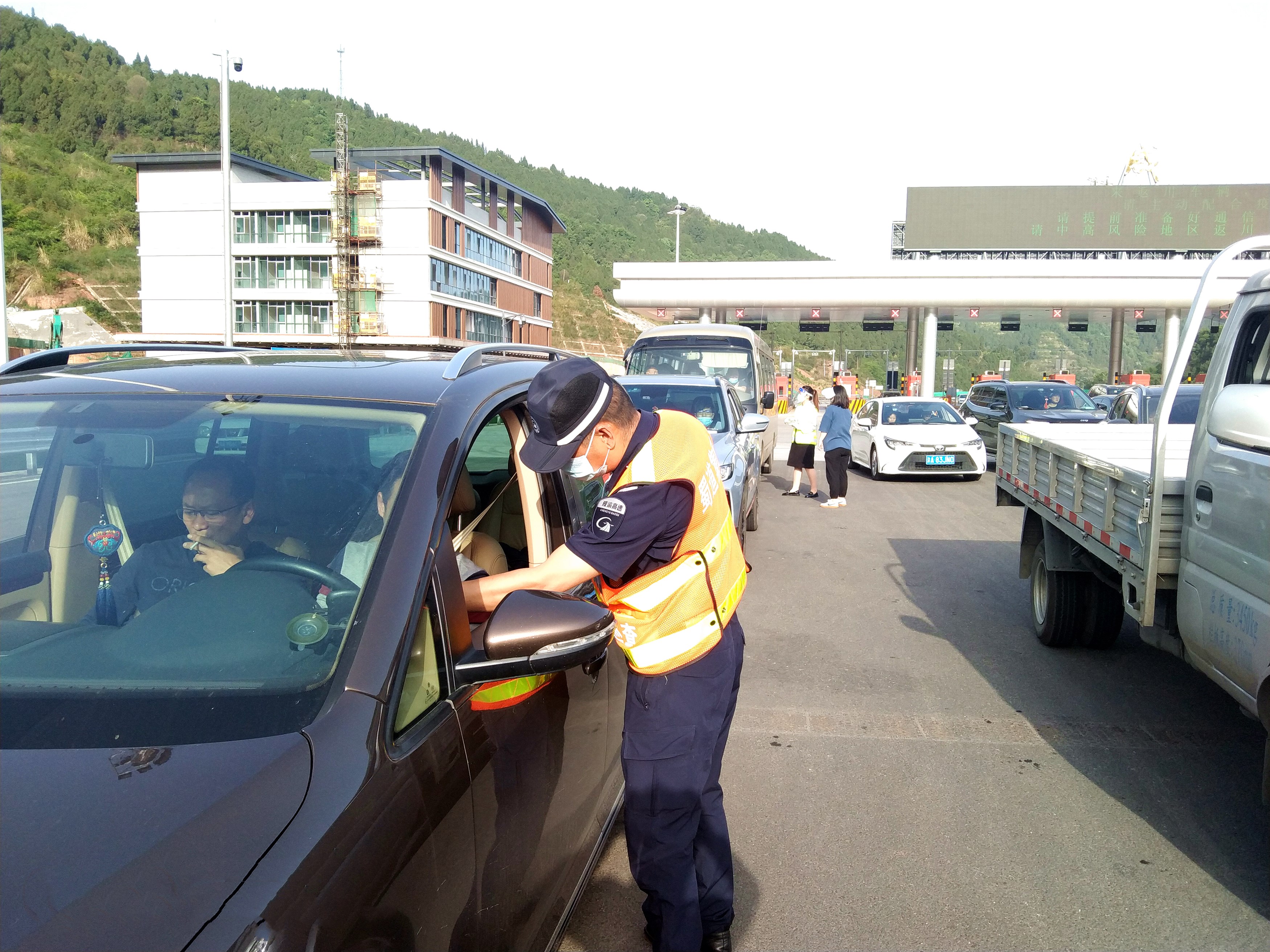 成都管理處路產管護一中隊強化疫情防控工作