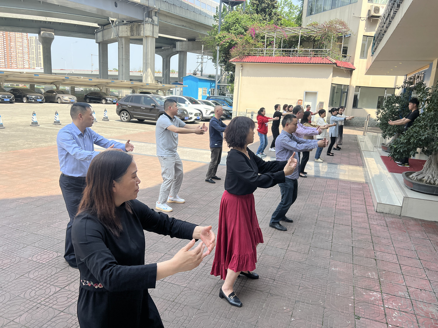 成渝分公司本部工會(huì)組織員工開(kāi)展健身氣功“八段錦”學(xué)習(xí)