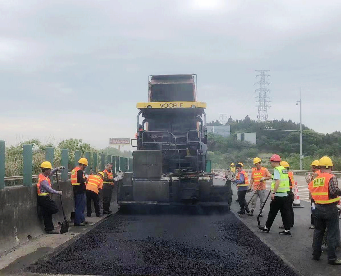 資陽管理處積極處治路面跳車隱患