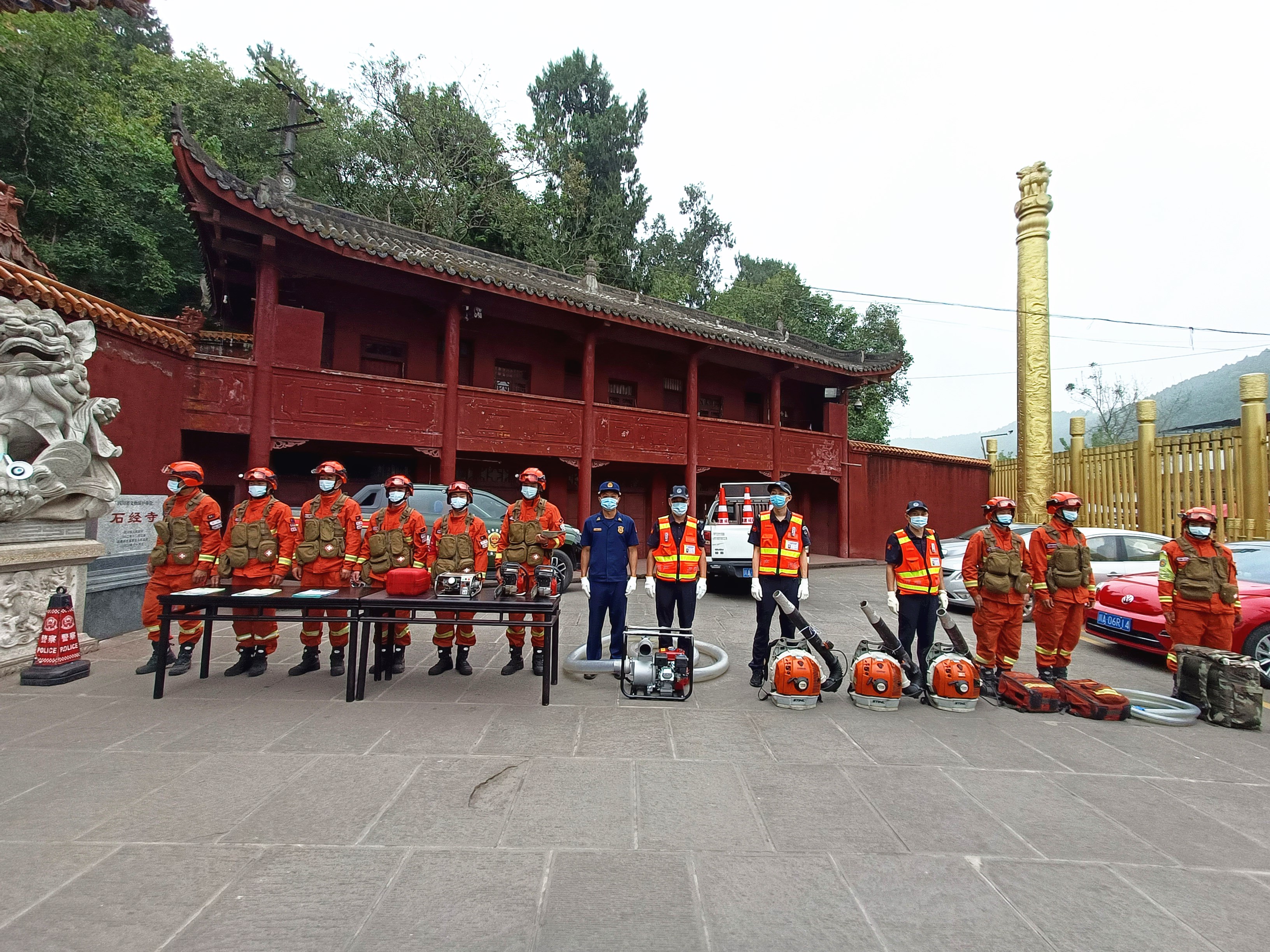 成都管理處匯同龍泉森林消防隊聯合開展防災減災暨行人上路宣傳工作
