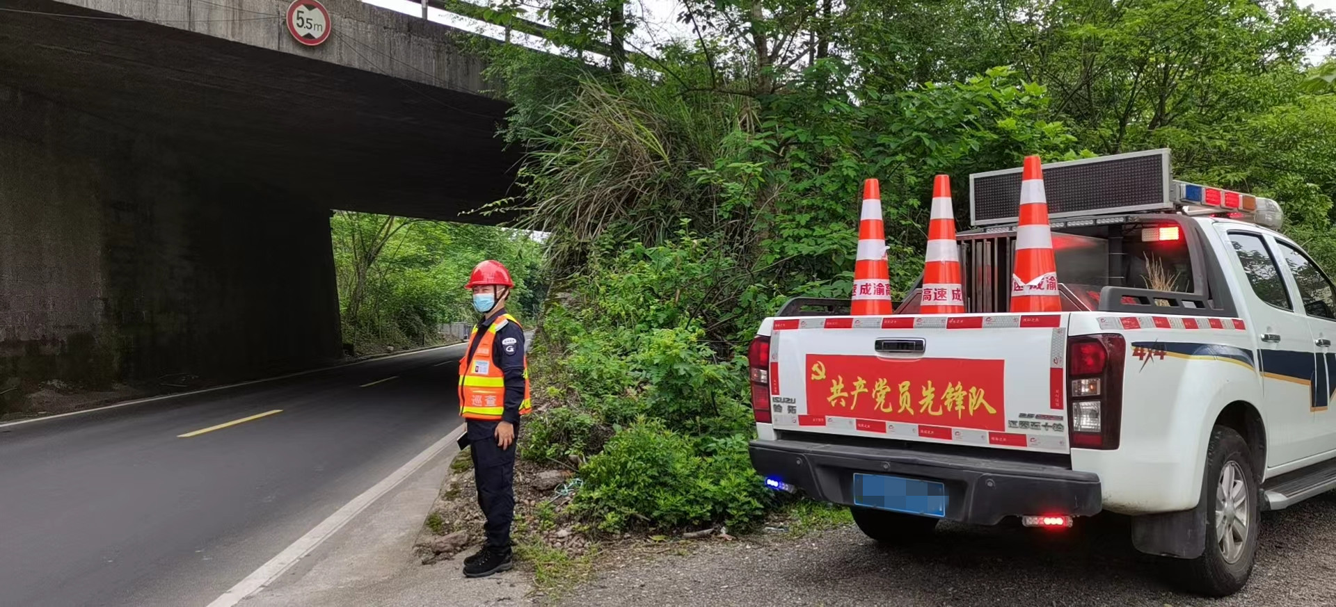 內(nèi)江管理處路產(chǎn)管護(hù)隊(duì)伍強(qiáng)化汛期日常巡查