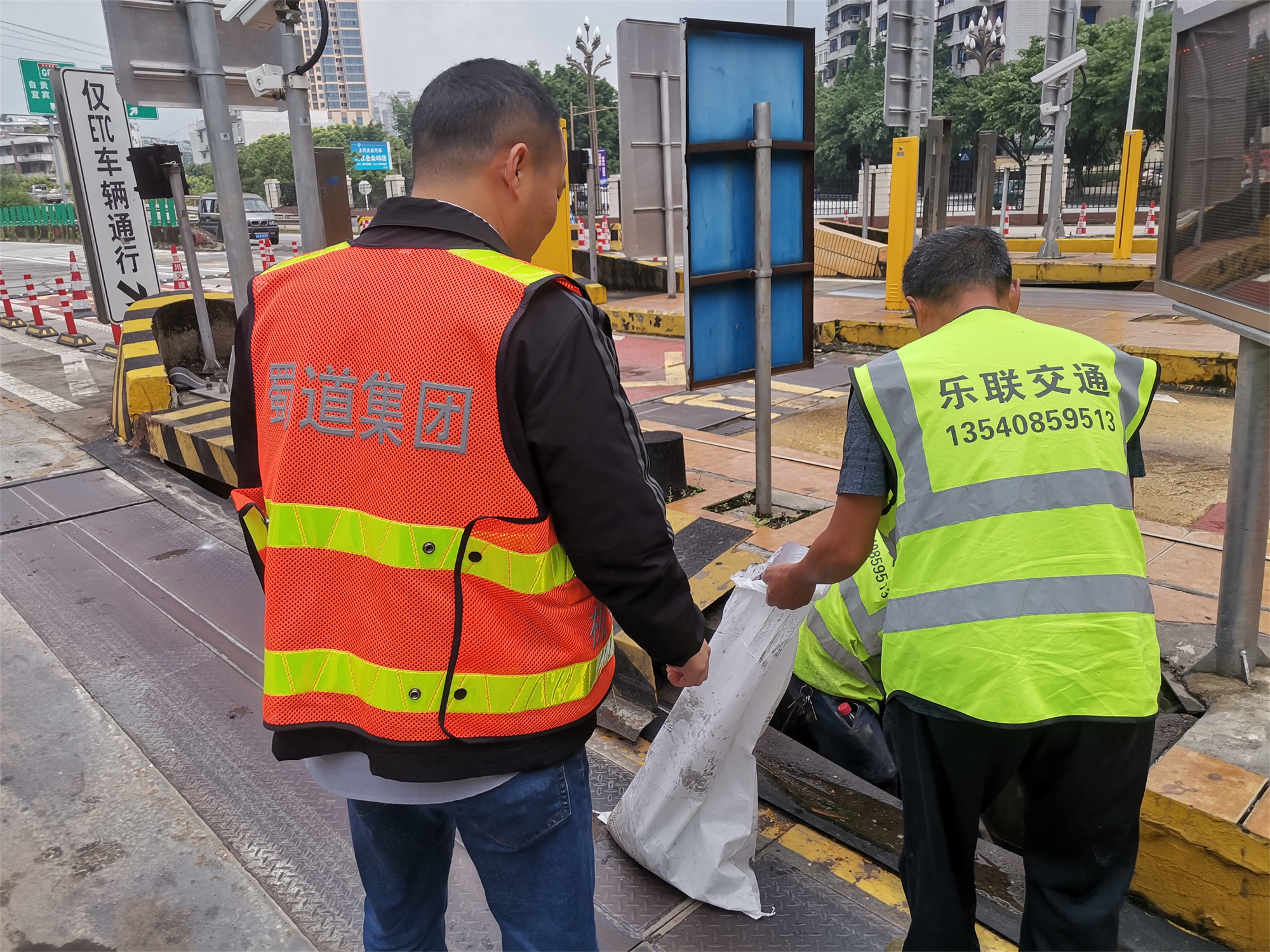 內江管理處完成收費站計重設備清淤專項工作