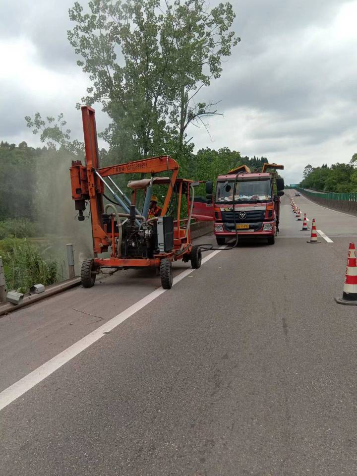 內江管理處積極處置臨崖路段安全隱患
