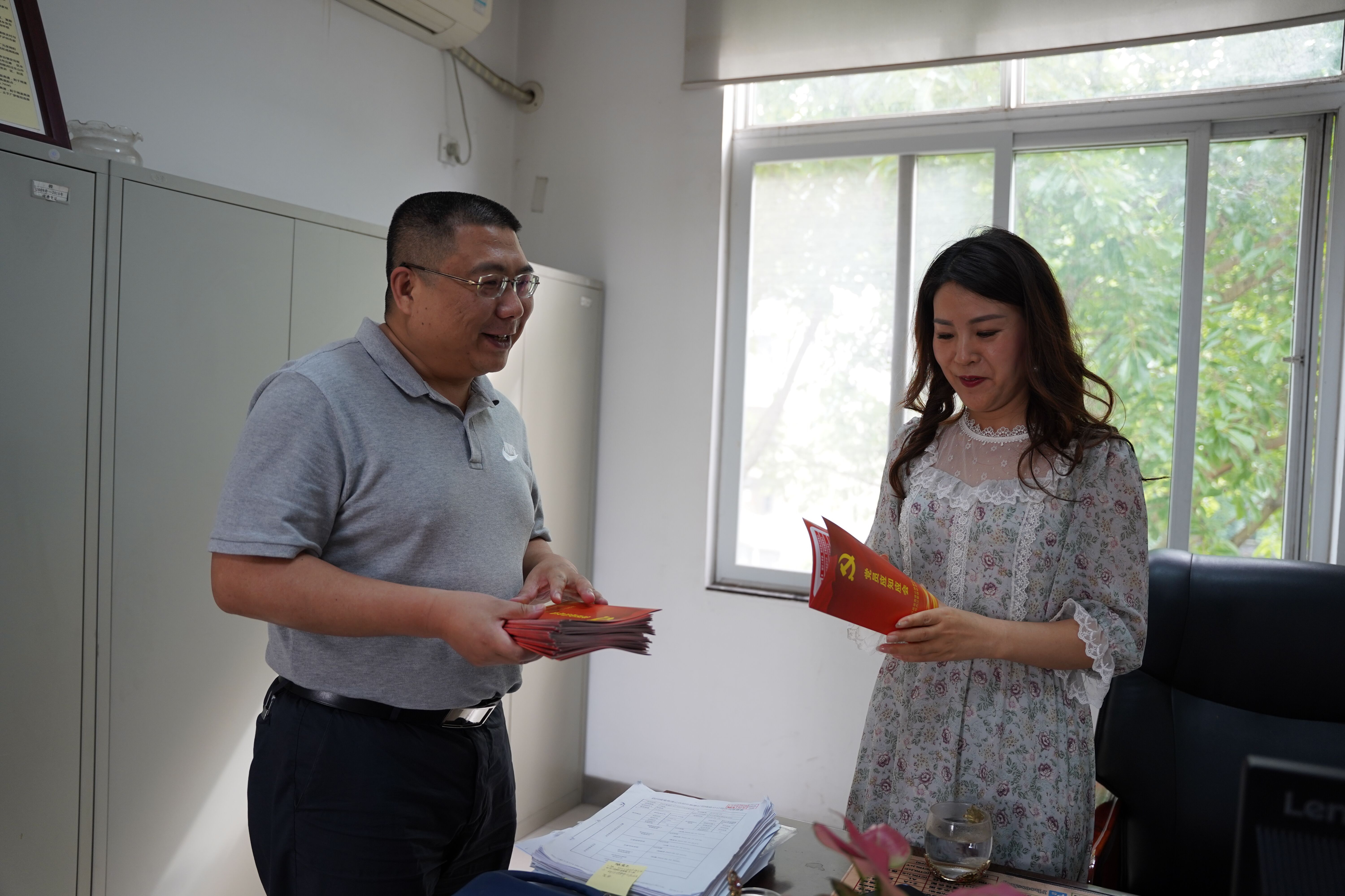 2022.5.31+成渝分公司+內(nèi)江管理處黨總支組織發(fā)放黨員應(yīng)知應(yīng)會手冊+龐宇