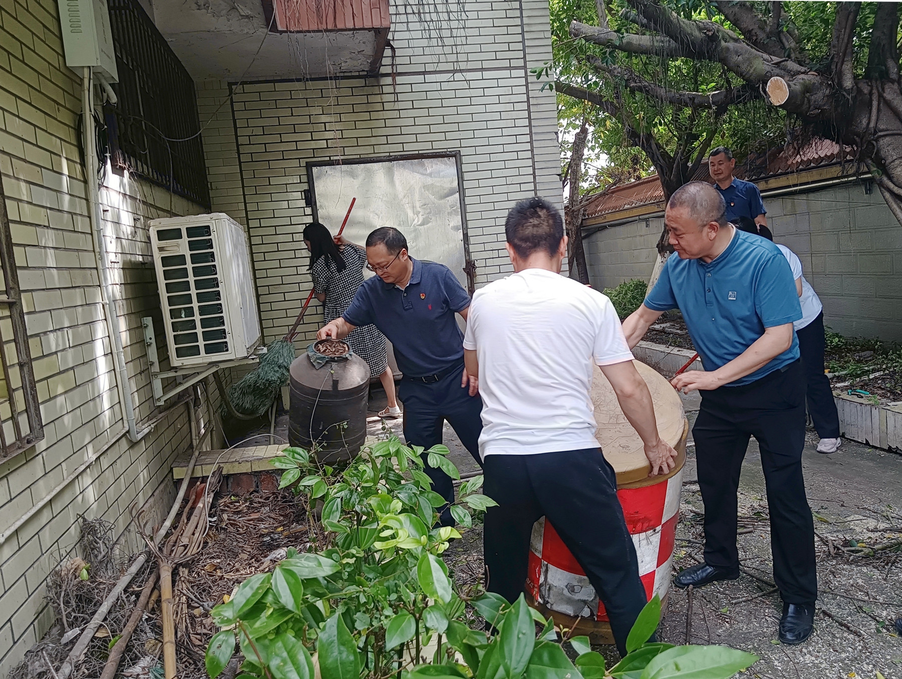 6.29+左正娣+資陽管理處黨總支第一黨支部開展“美化身邊環境，喜迎建黨101周年”主題黨日活動