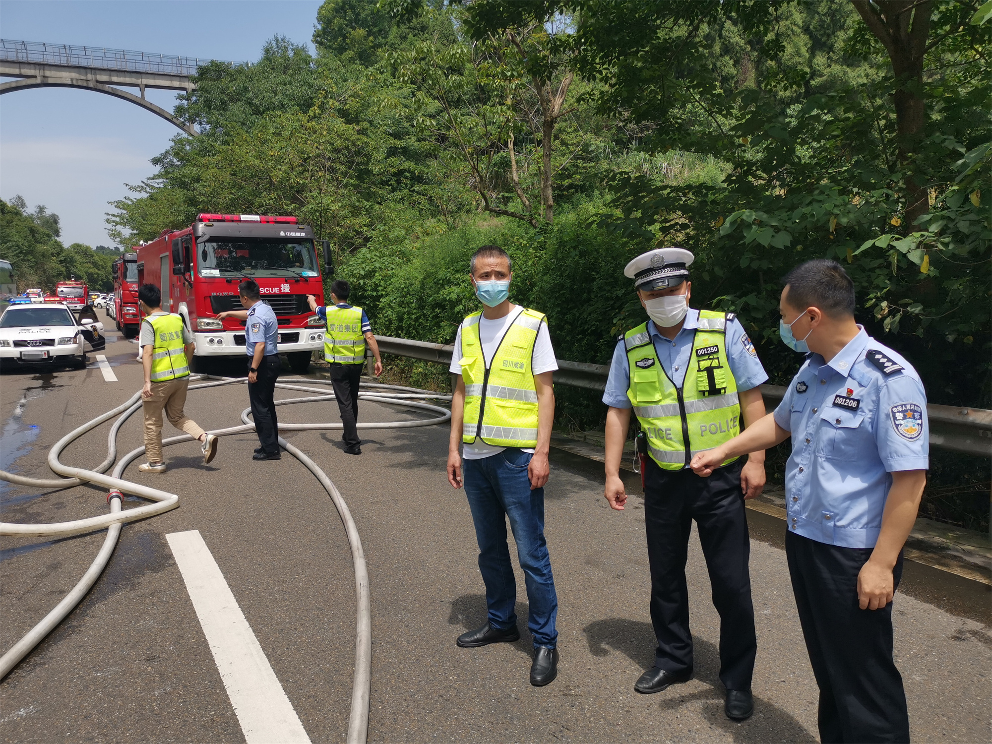 成渝高速內(nèi)江聯(lián)勤辦快速救援自燃客車(chē)