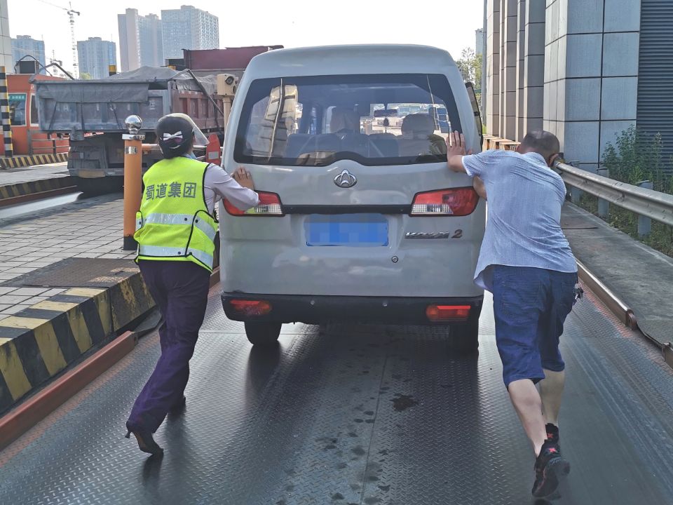 戰高溫 斗酷暑——成渝高速資陽高新區收費站強化夏季道口保暢工作
