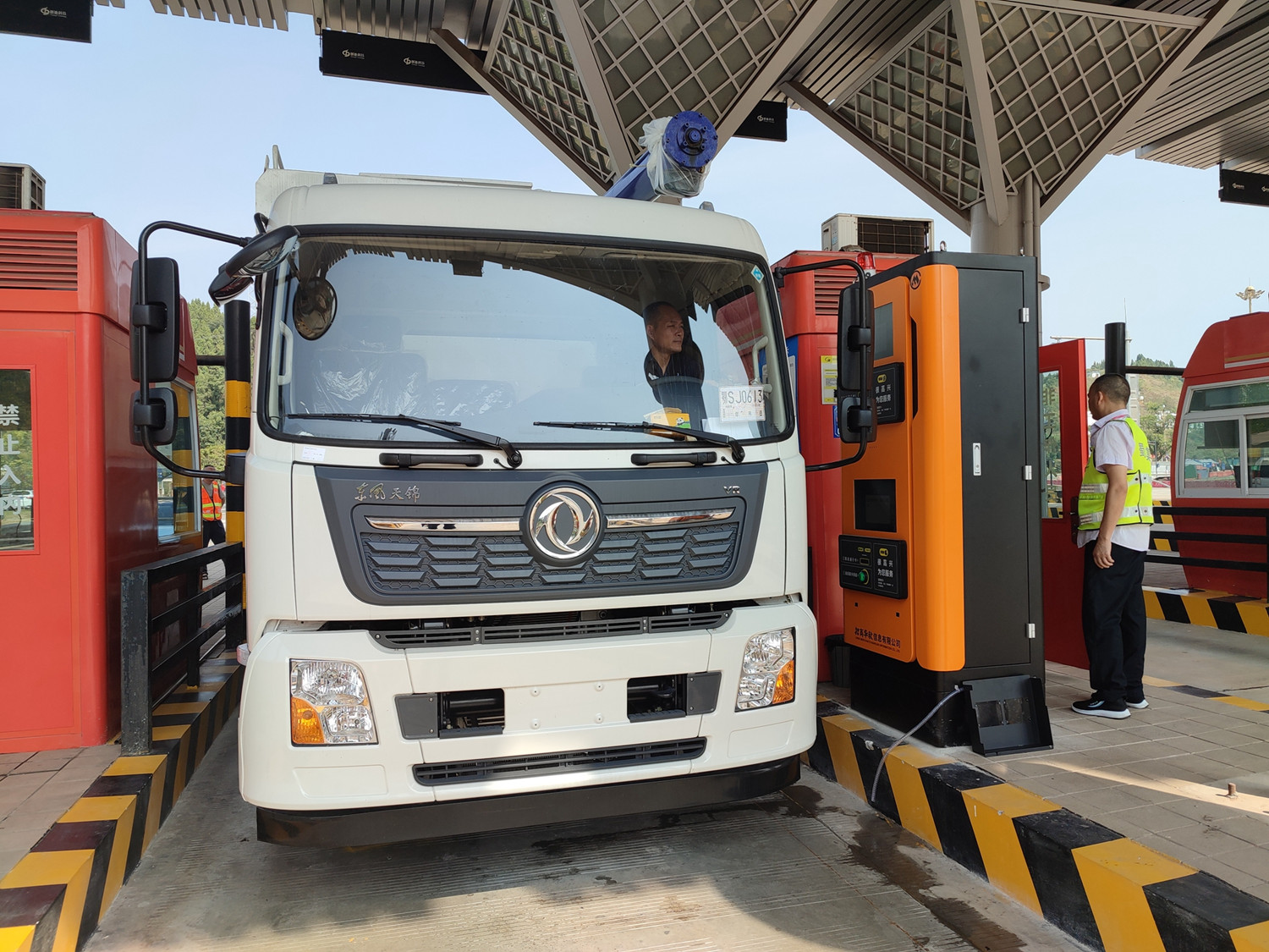 成渝高速公路車道智慧收費(fèi)機(jī)器人系統(tǒng)正式投入試運(yùn)行