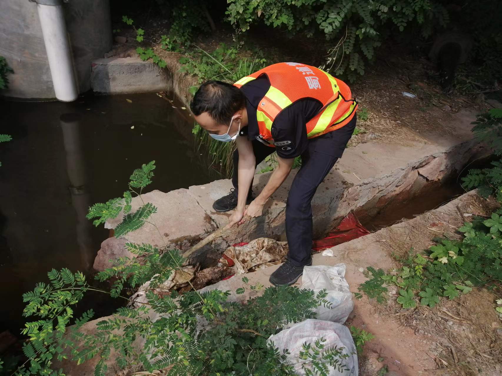 成都管理處及時處置排水溝堵塞隱患