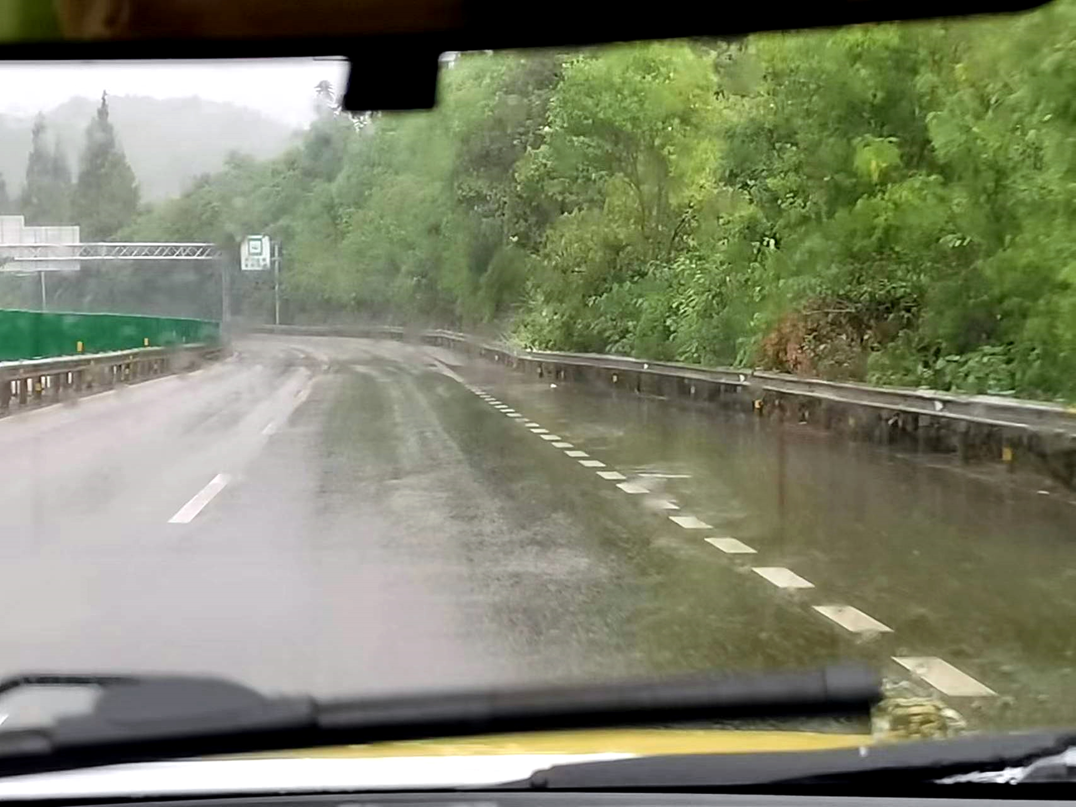 雨中堅(jiān)守 雨后巡查 緊繃防汛安全弦