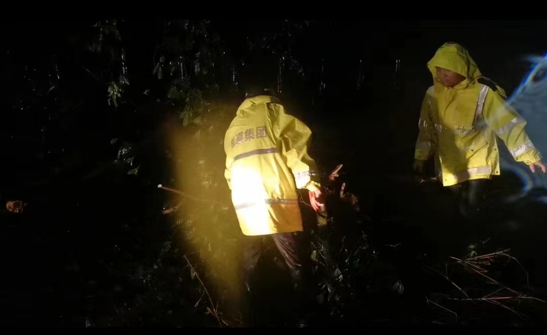 成渝高速內江聯勤辦通宵搶險作戰
