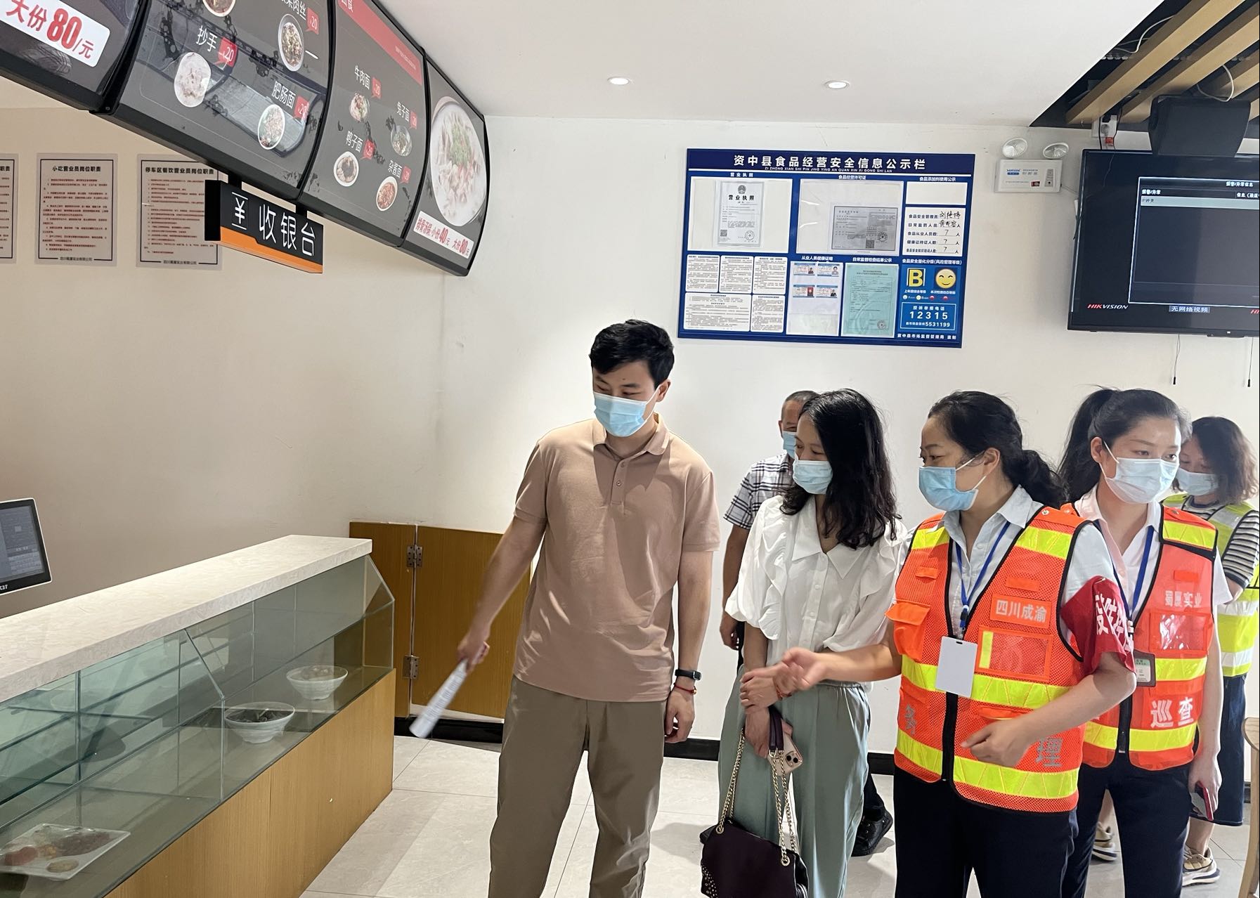 成渝公司檢查成渝分公司服務(wù)（停車）區(qū)管理工作