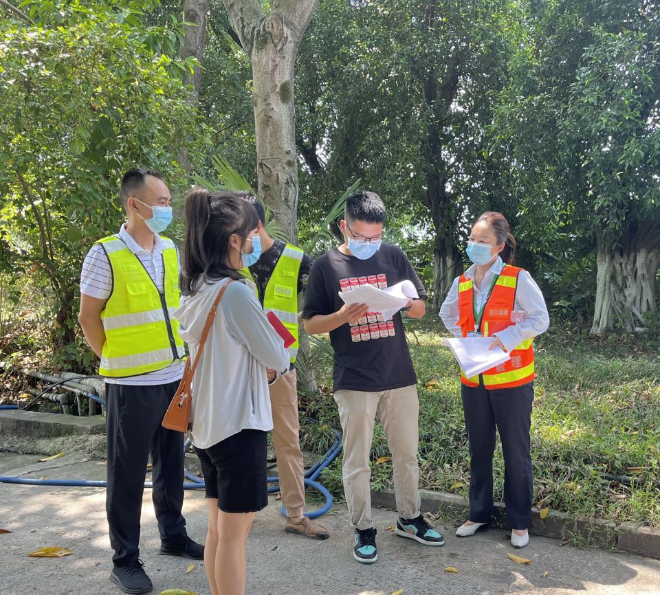 成渝分公司安全環保部檢查成渝高速隆昌停車區垃圾分類工作