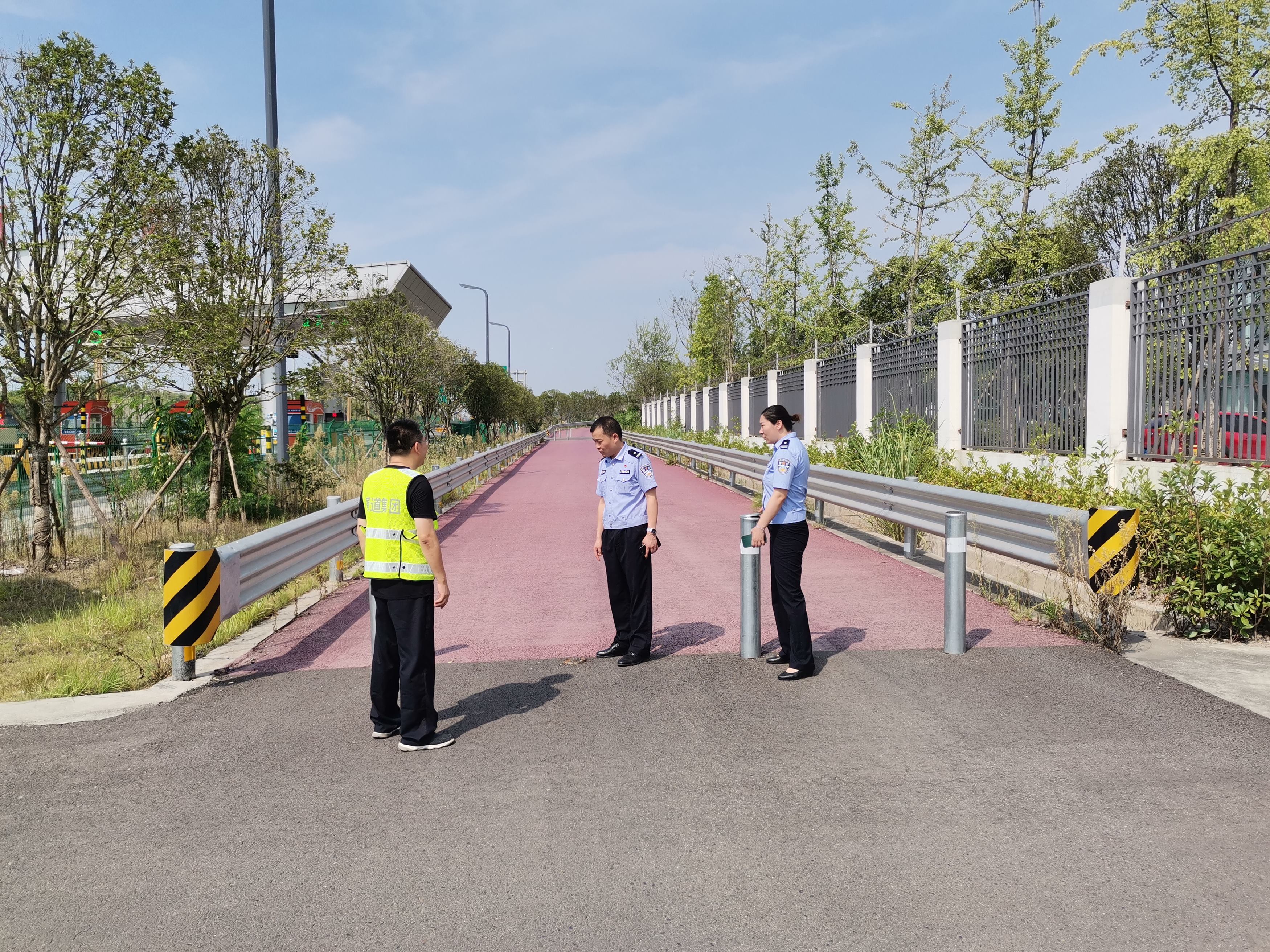 成渝高速簡陽收費站安裝道路交通警示牌