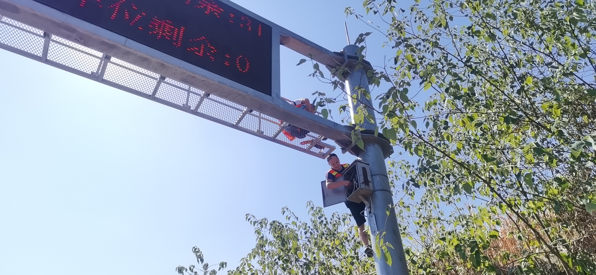 資陽管理處及時處理車位顯示屏供配電設備故障