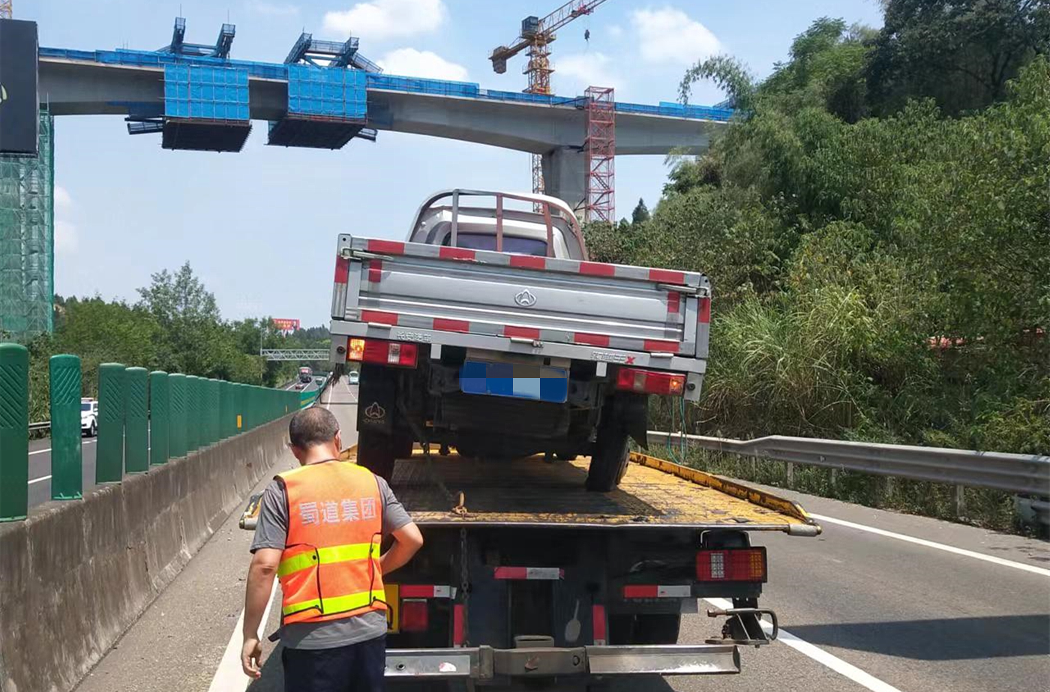 成都管理處及時處置小貨車側翻事故