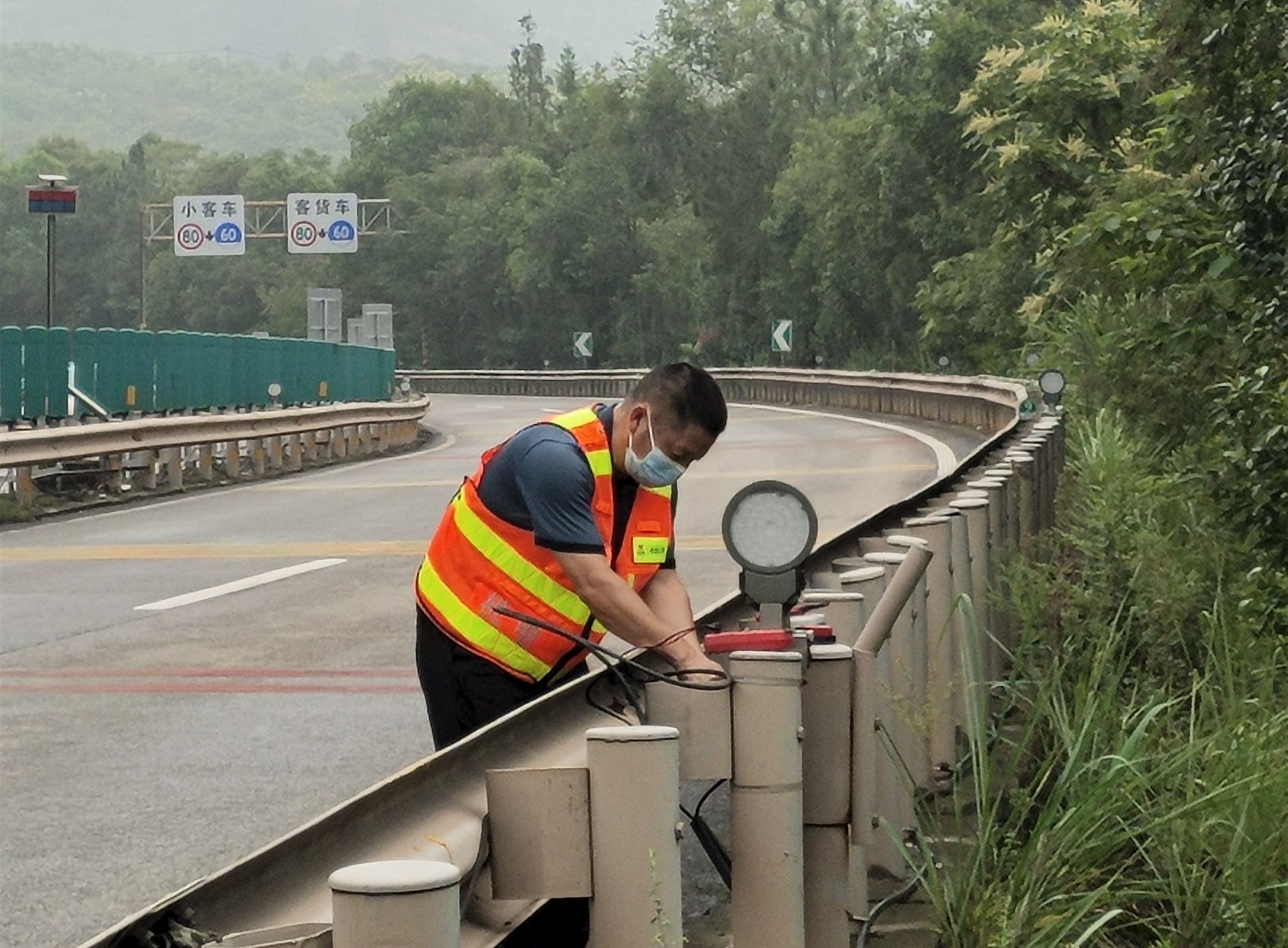 成都管理處及時維修車輛誘導燈