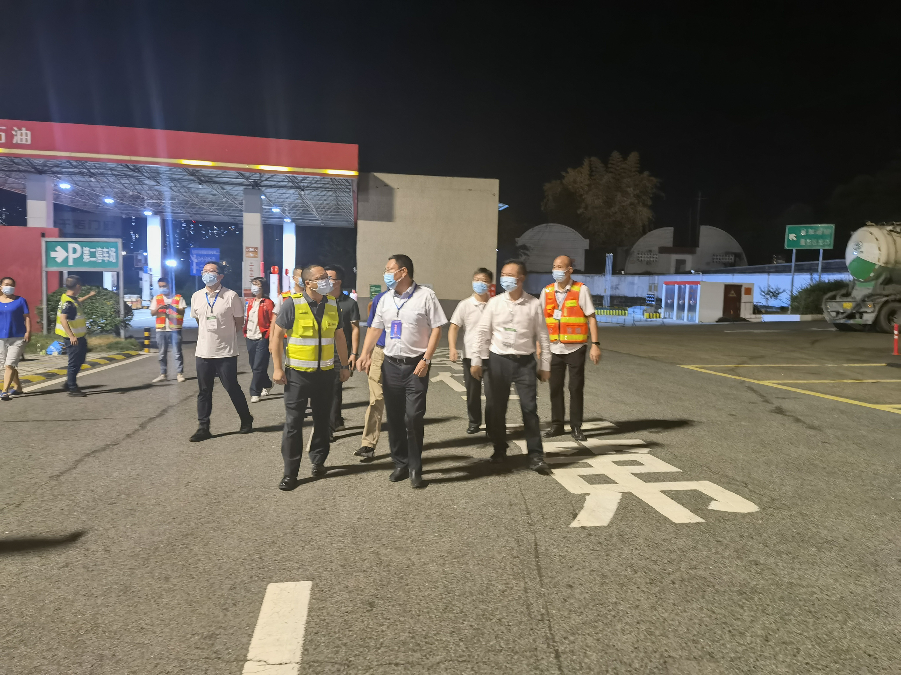 資陽市副市長賈發揚帶隊夜查成渝高速資陽服務區疫情防控工作