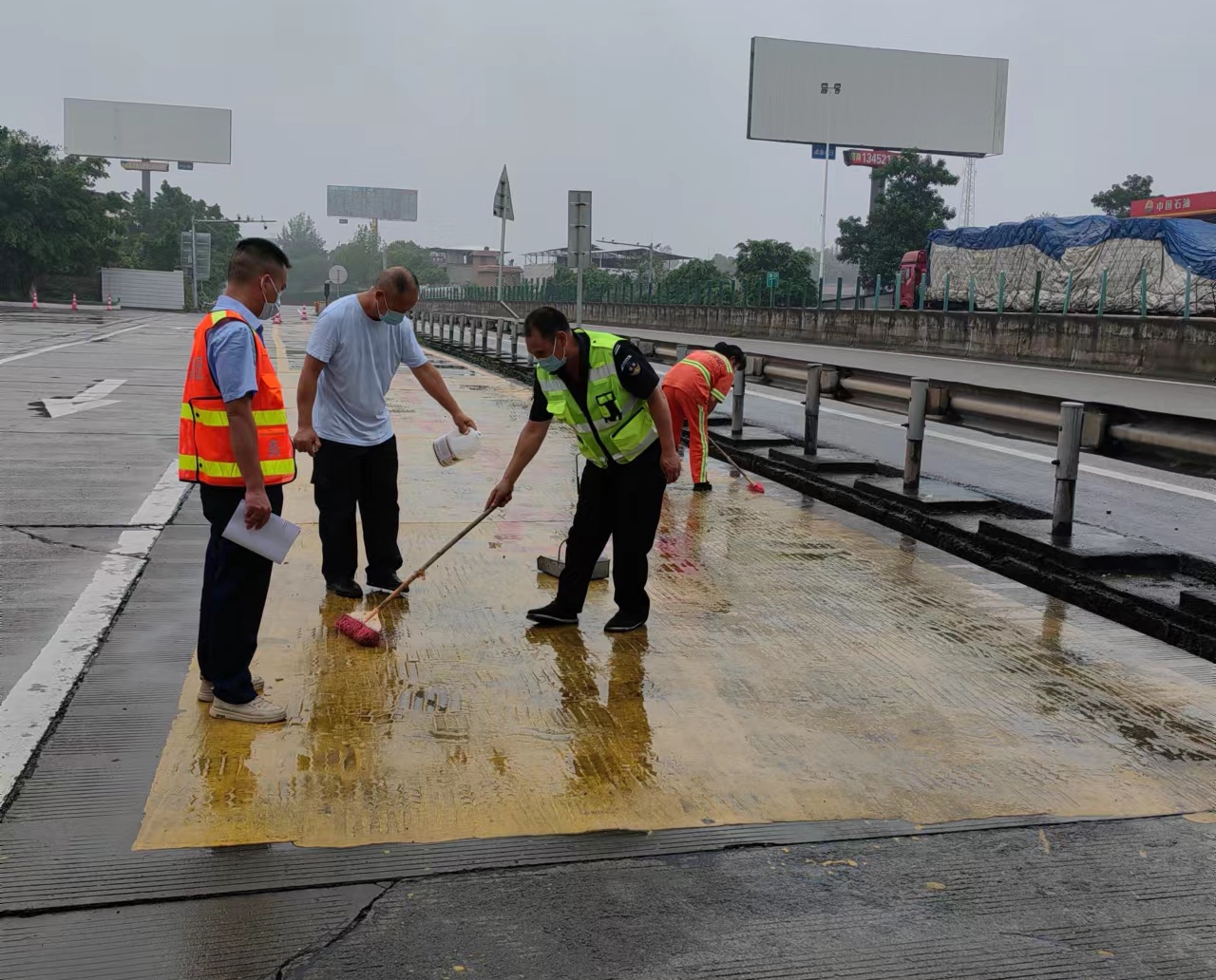 成渝高速資中停車區高效處置漏灑油污