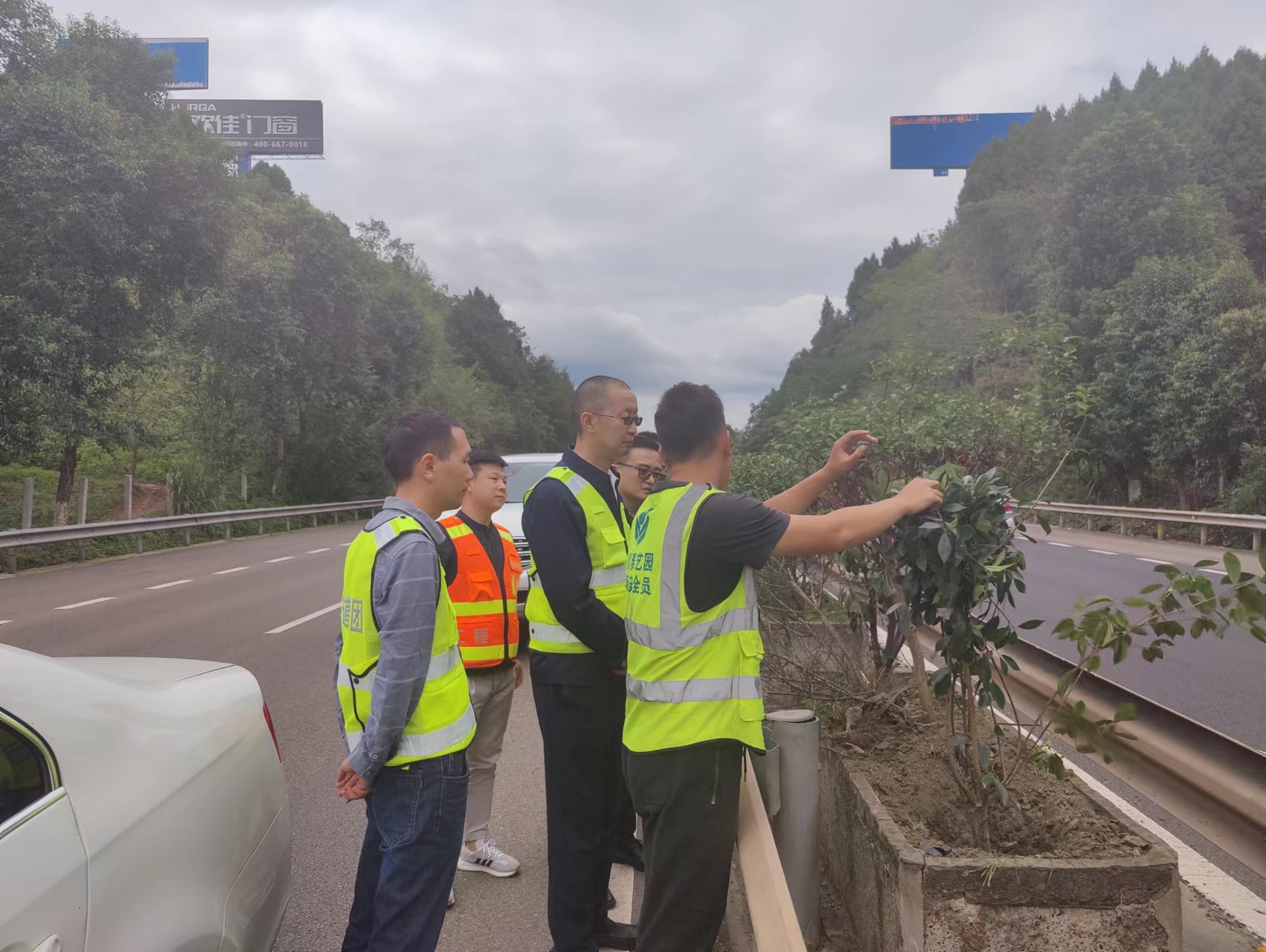 成渝分公司檢查成渝高速成都段道路養(yǎng)護工作