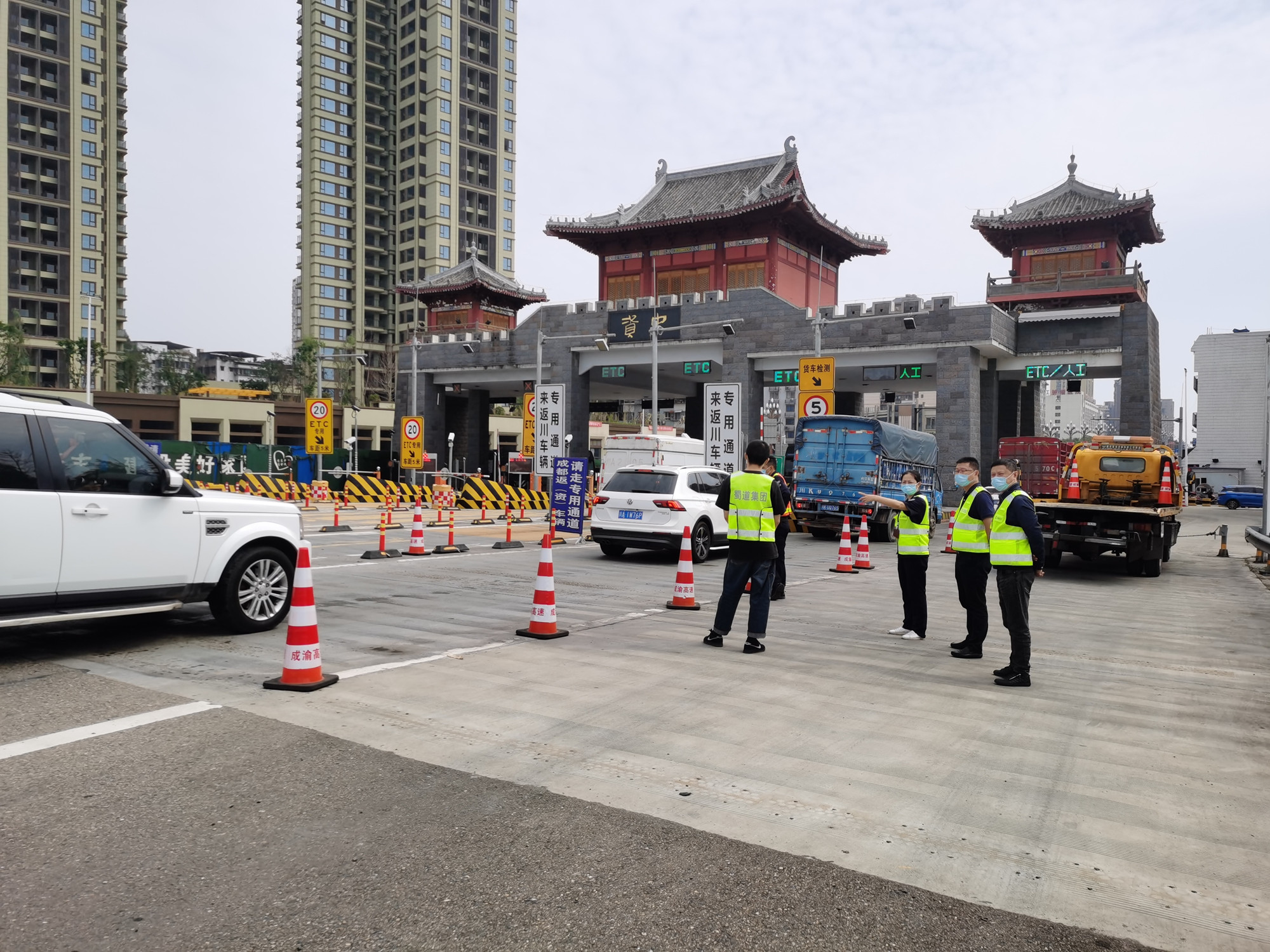 成渝分公司檢查成渝高速國慶節前安全生產暨保通保暢工作