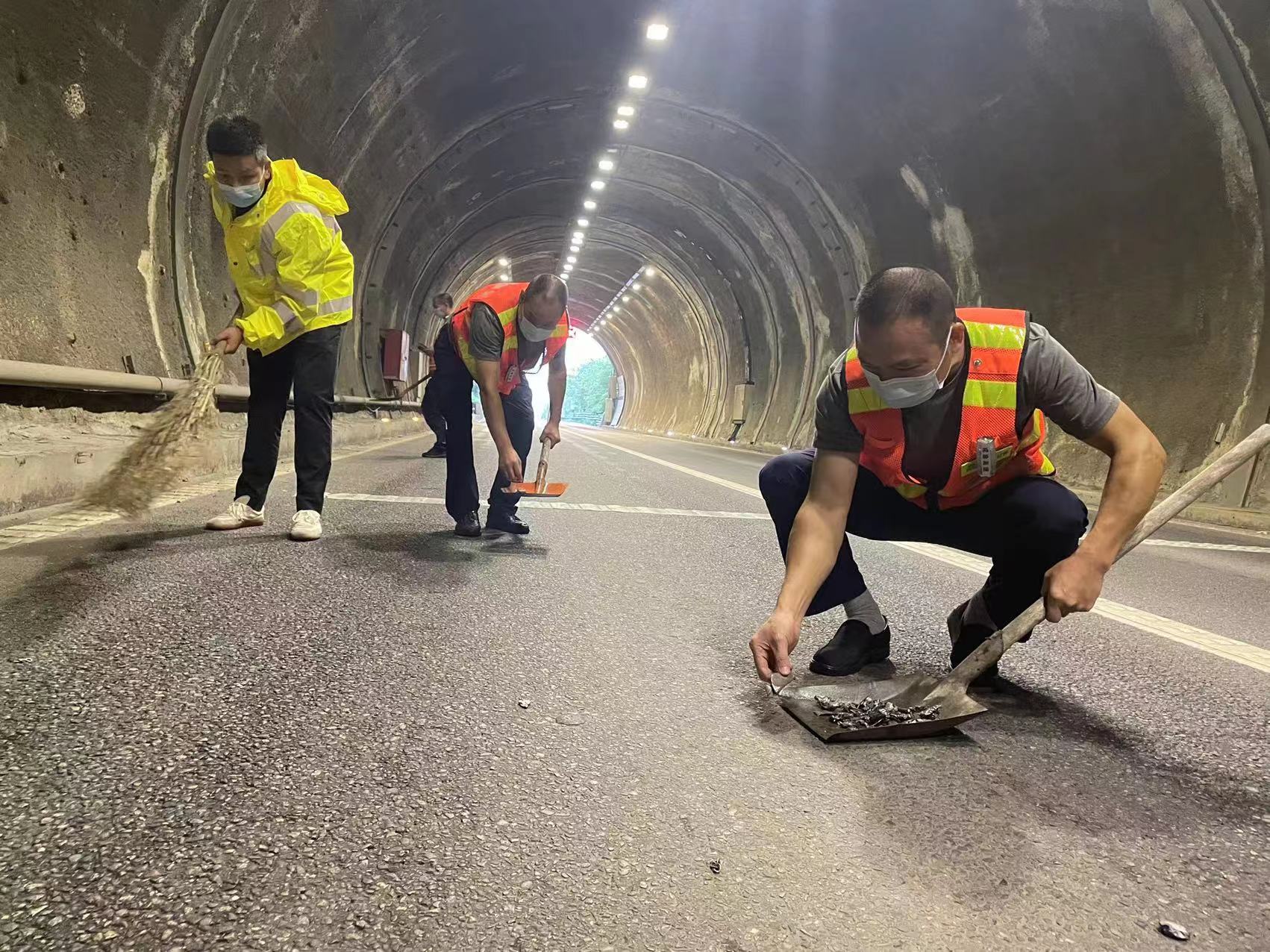 成都管理處路產管護隊妥善處置路面散落鐵渣事件
