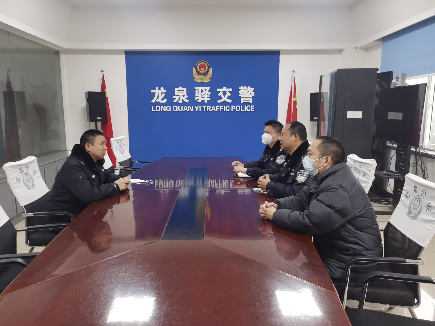強化“高地協(xié)同”共筑安全防線——成都管理處聯(lián)合高速交警與龍泉驛交警大隊開展交流座談會