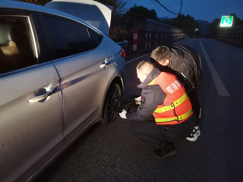 成都管理處路產管護妥善處置故障車