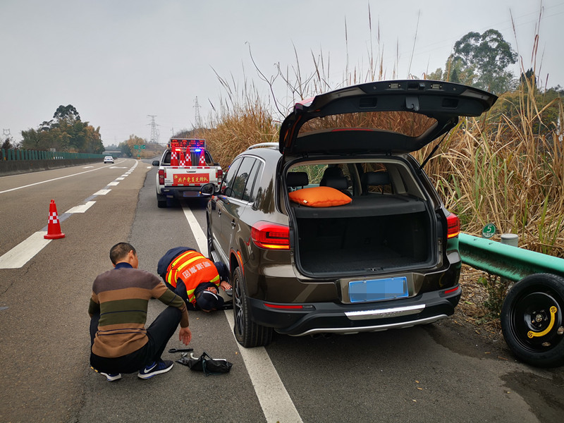 簡訊：內江管理處路產管護隊員熱心助人善舉彰顯崗位練兵實效