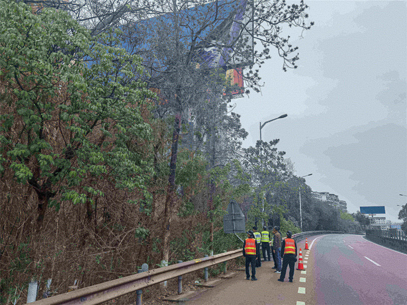 內(nèi)江管理處及時(shí)拆除破損廣告護(hù)航車輛平安通行