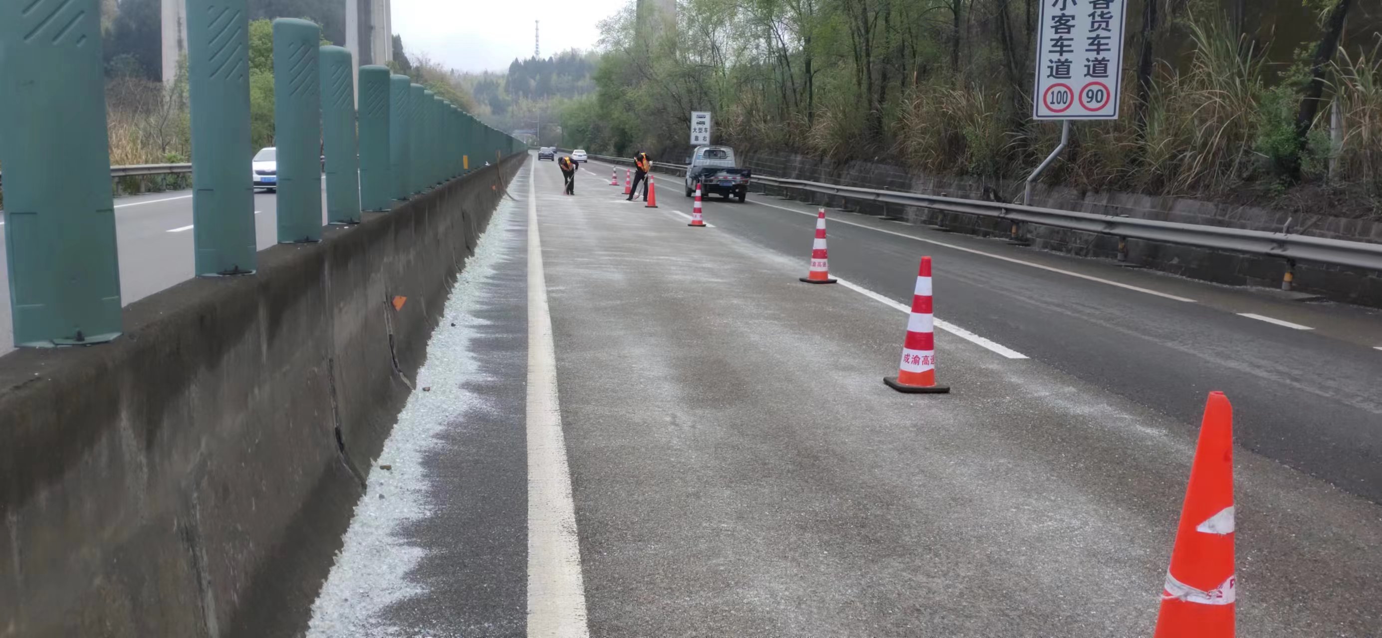 簡訊：成都管理處路產(chǎn)管護(hù)及時清除路面遺落物