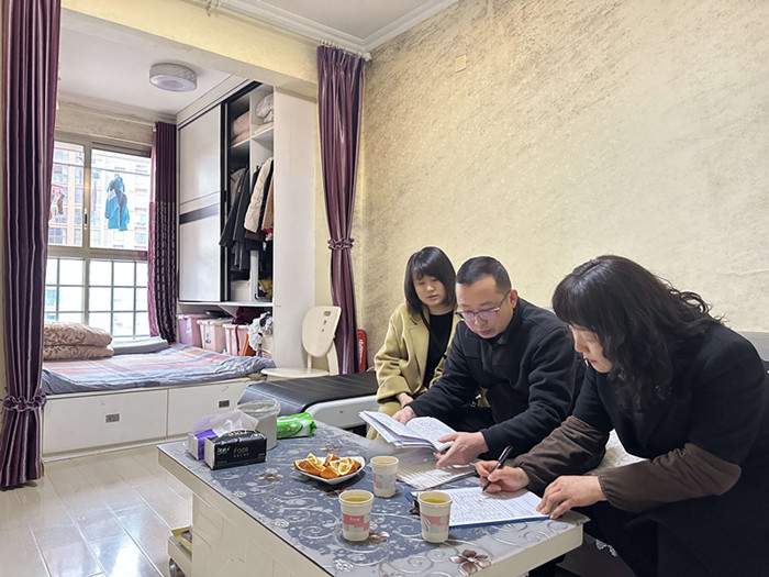 內江管理處工會關心走訪困難女職工