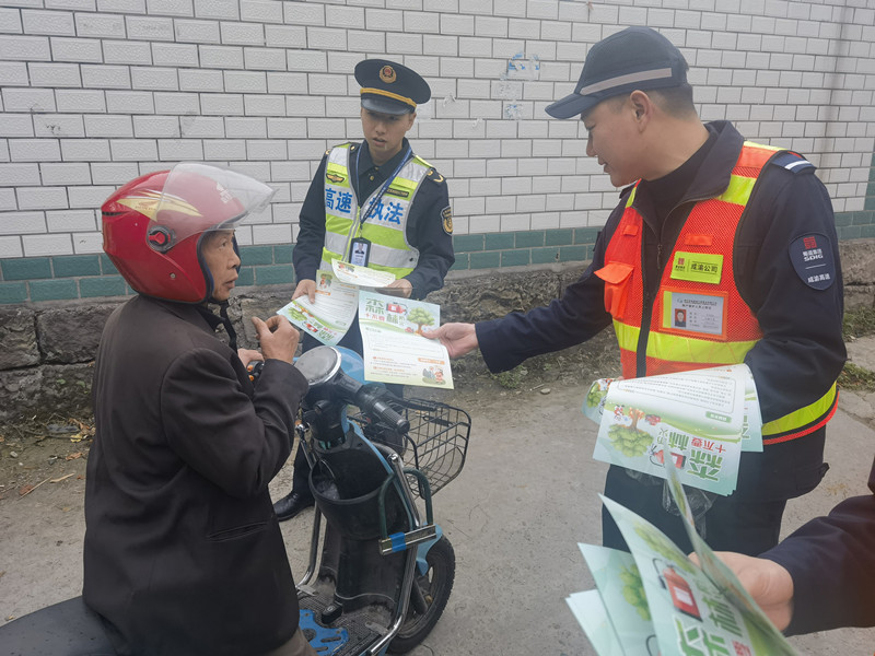 成渝高速內江聯勤辦進村社開展森林防火安全宣傳