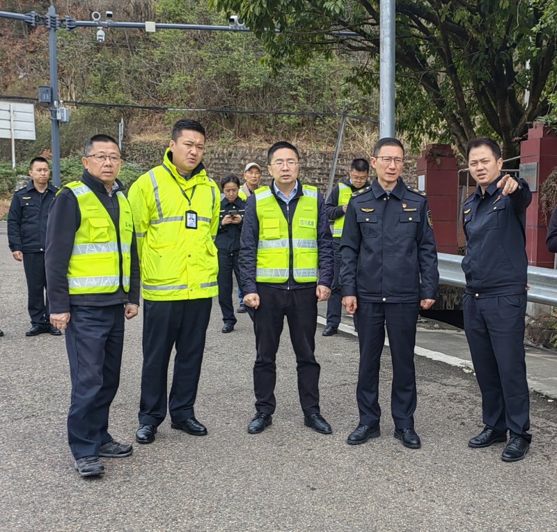 四川省交通運輸綜合行政執法總隊第一支隊督導成渝高速成都段環境治理工作