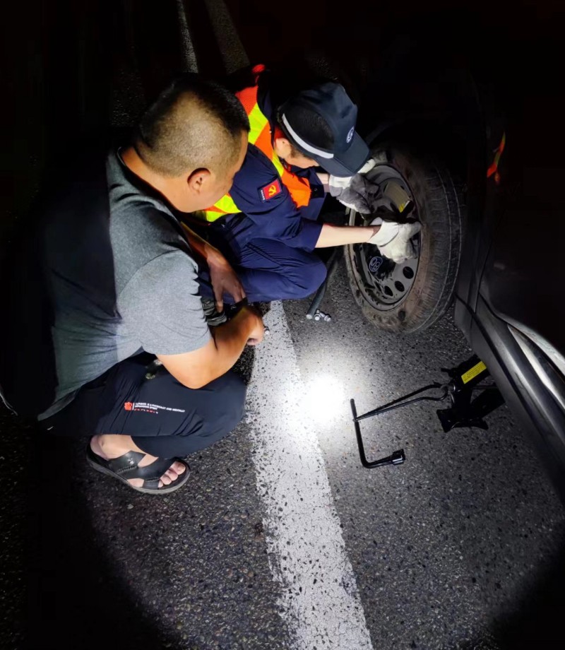資陽(yáng)管理處全力救助意外受損車輛