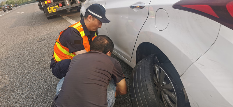 成都管理處路產管護隊暖心救援獲好評